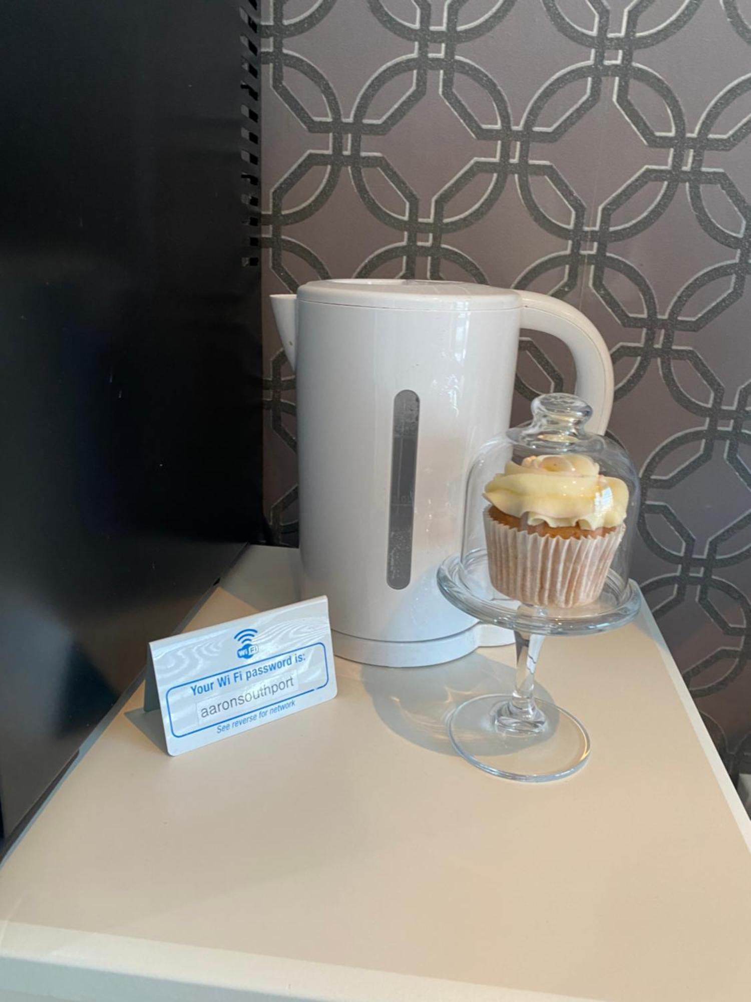 Aaron Hotel Southport Buitenkant foto